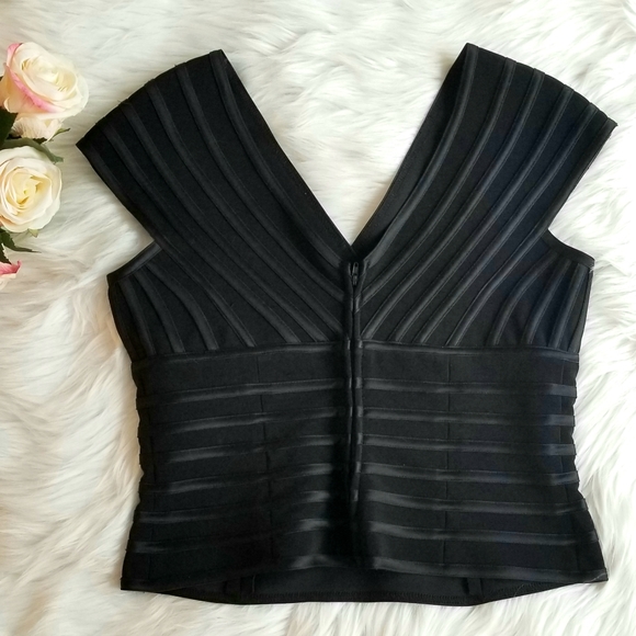 JS Collections Deep V off the shoulder crop top - Picture 4 of 4